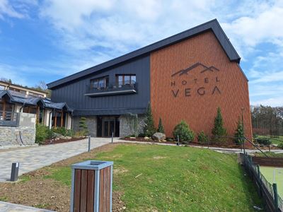 Pozlovice HOTEL VEGA alubky H55 dekor Borovice 726