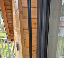 ukázka napojení rohu s krycí lištou a vložení vodící lišty žaluzií